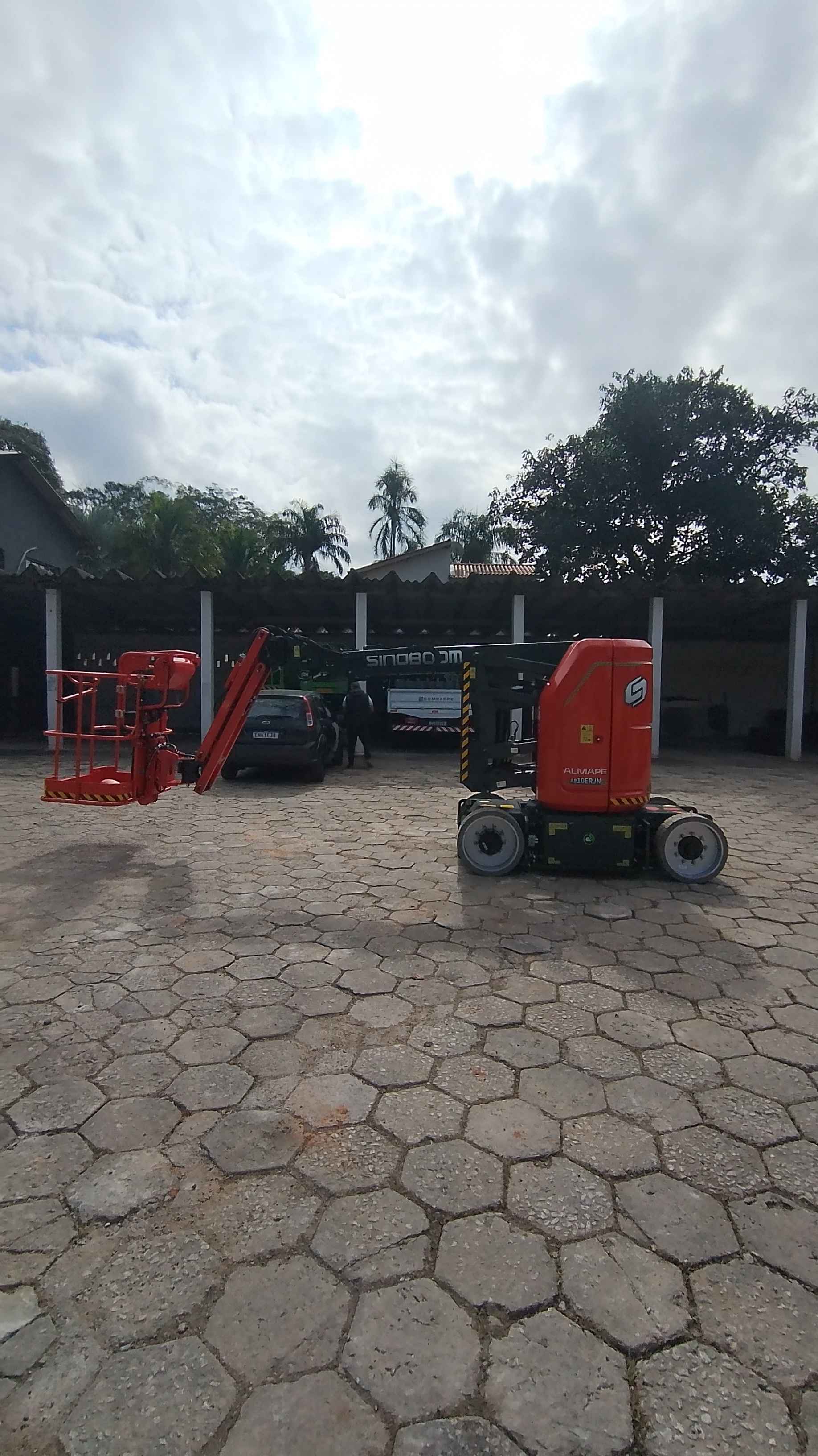 Sinoboom AB10ERJN com lança em ângulo de operação, frota Almape