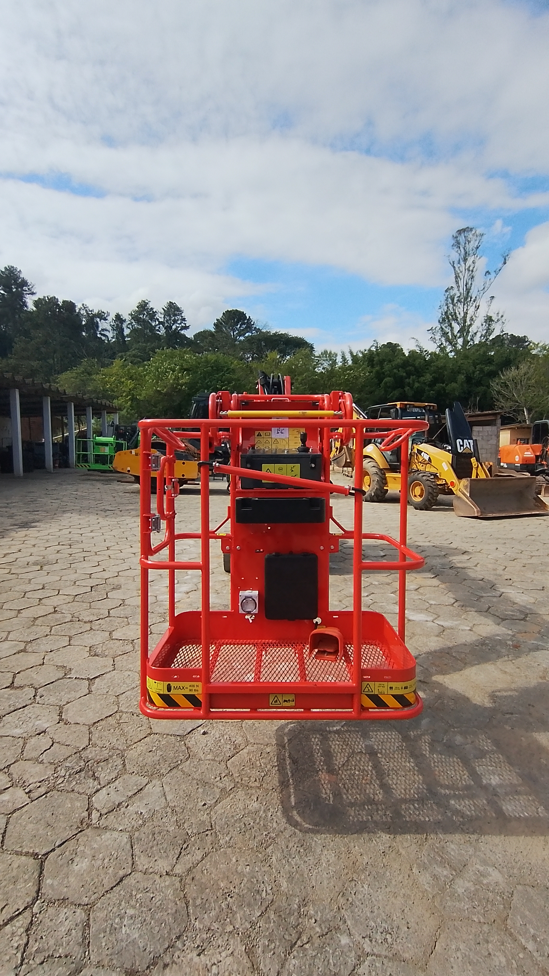 Sinoboom AB10ERJN vista lateral em pátio Almape