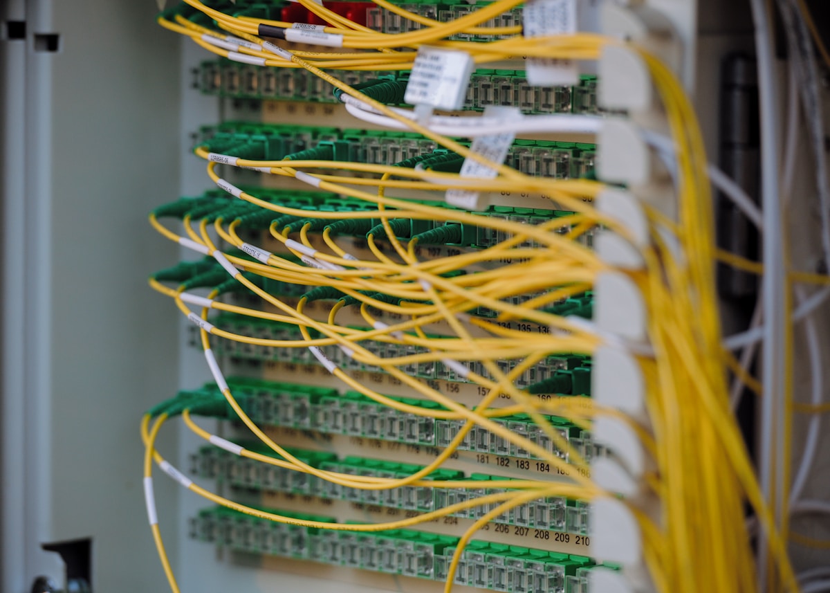 Corredor de data center com servidores e iluminação LED azul