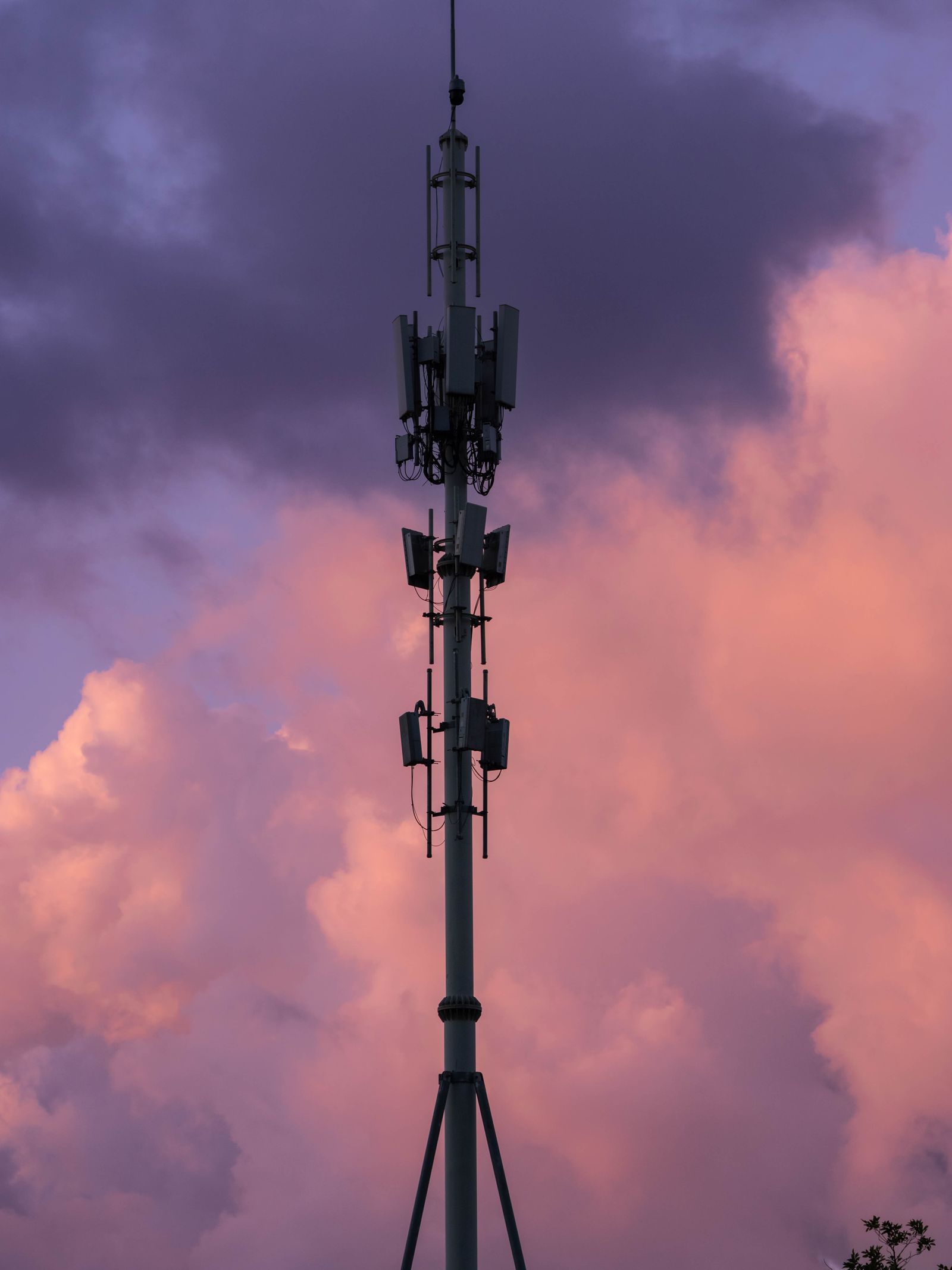 Torre de telecomunicações 5G com antenas RRU e BTS contra céu azul