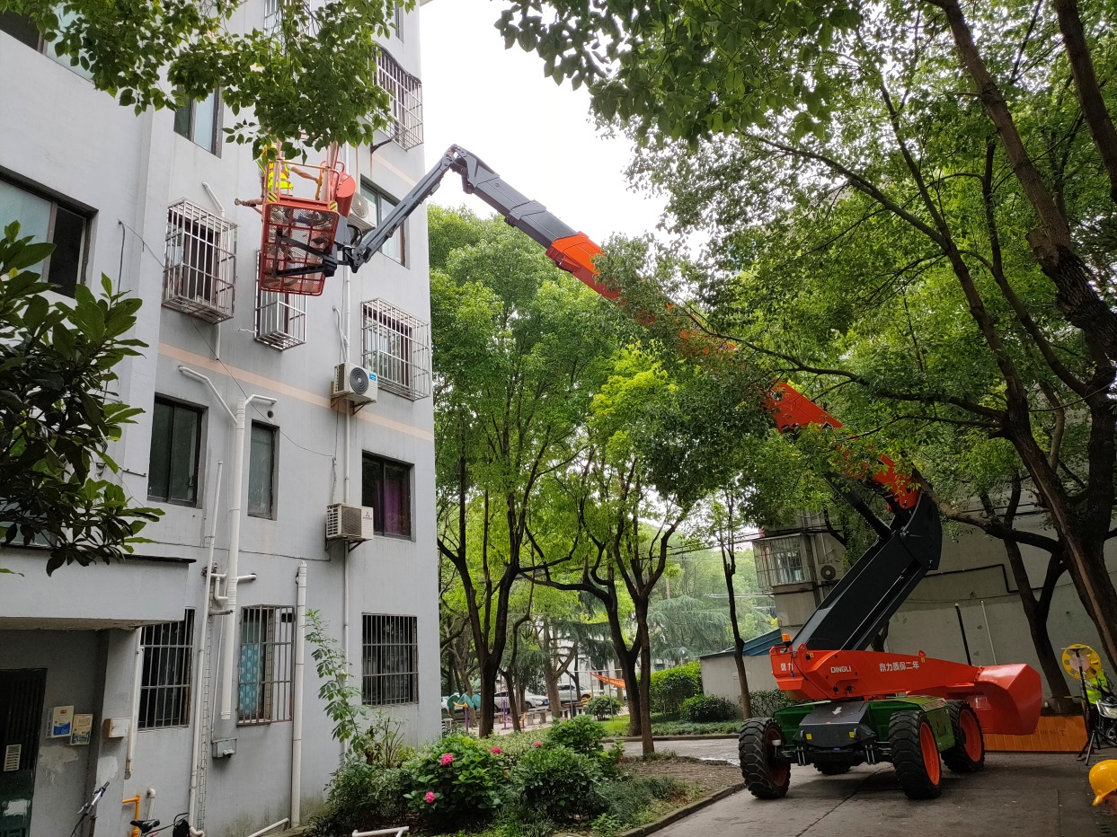 Boom articulado em condomínio residencial