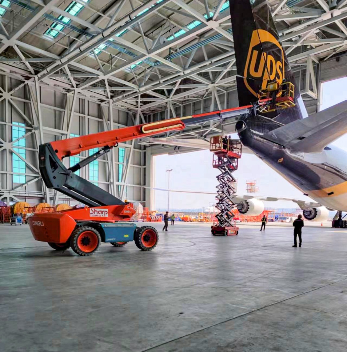 Boom em hangar aeronáutico