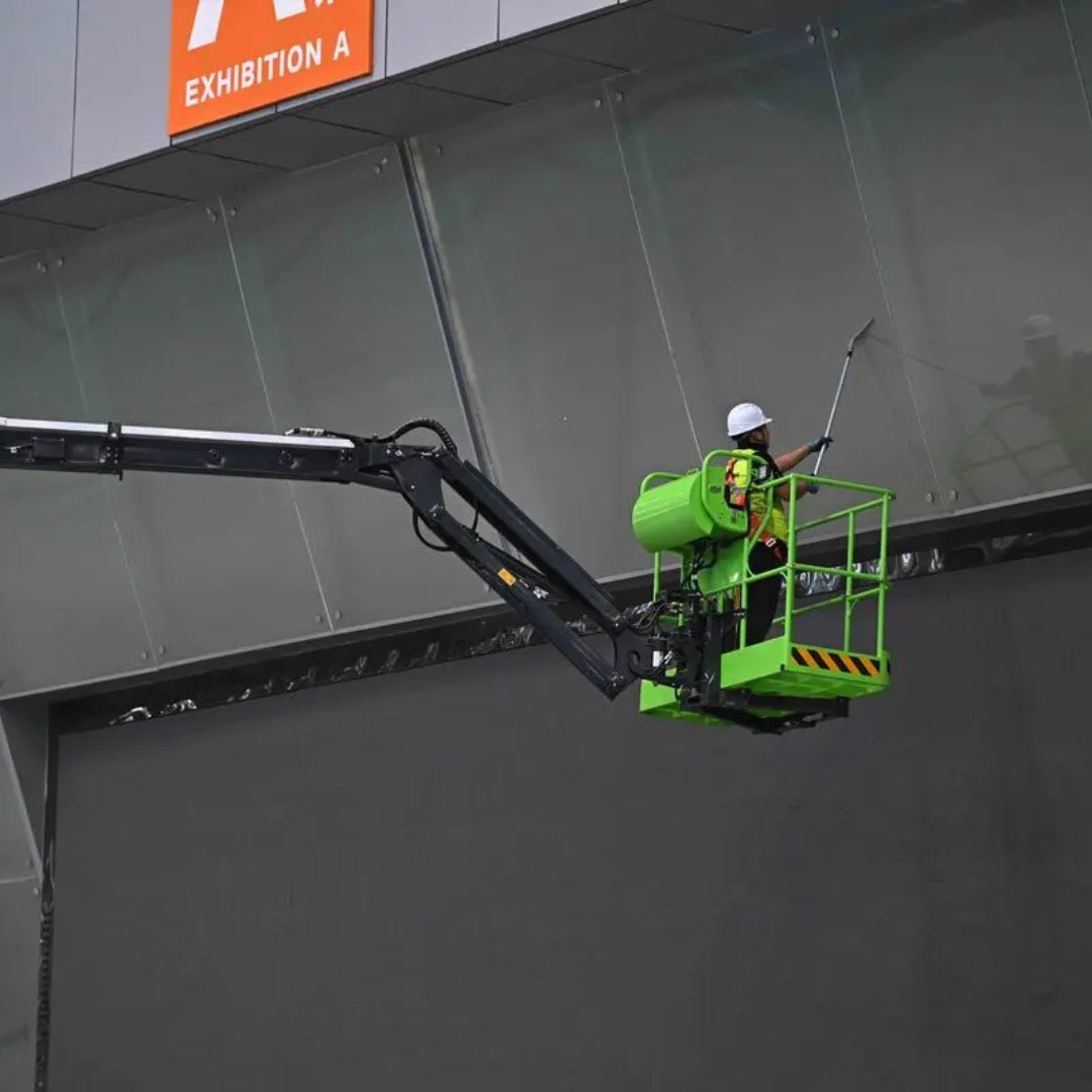 Articulada elétrica limpando fachada de vidro