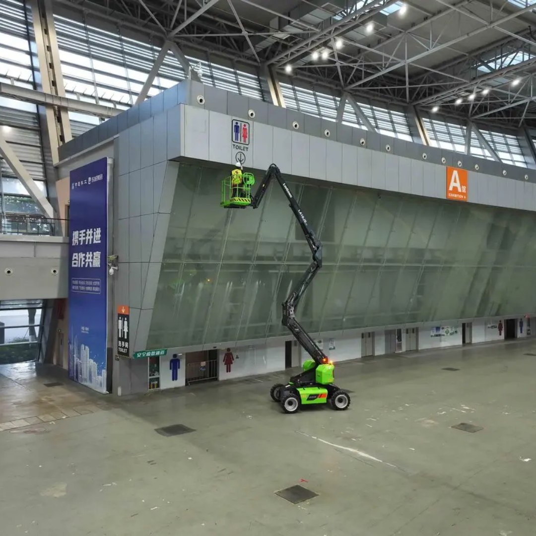 Articulada elétrica em fachada de vidro