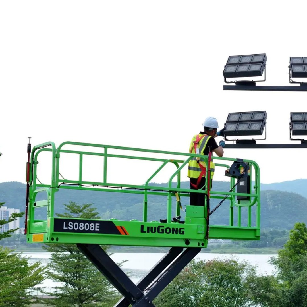 Tesoura LS0808E em manutenção de refletores de estádio