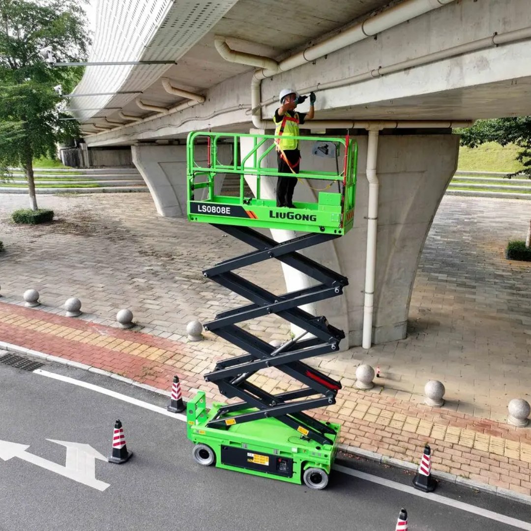Tesoura elétrica em obra urbana