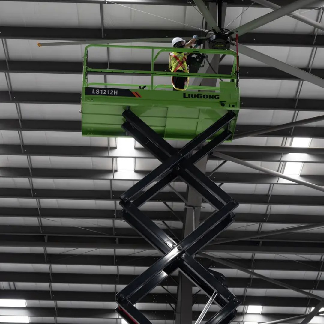Tesoura elétrica em manutenção de ventilador HVLS